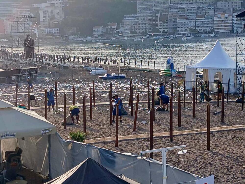 <p>"Iako se najvećim dijelom radi o laganom otpadu (plastičnim flašama i čašama, limenkama, konfetama i sličnom materijalu) količina od 20 tona sa samo jedne festivalske lokacije predstavlja značajan obim otpada koji je bilo potrebno prikupiti, ukloniti i transportovati", navela je portparolka Komunalnog preduzeća Budva, Aleksandra Rajković</p>