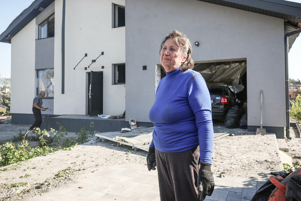 <p>Predsjednim Ukrajine Volodimir Zelenski je u objavi na društvenoj mreži Iks naveo da je u napadu u petak i naknadnoj eksploziji povrijeđeno 20 ljudi, među kojima je dvoje djece, dok se četiri osobe vode kao nestale</p>