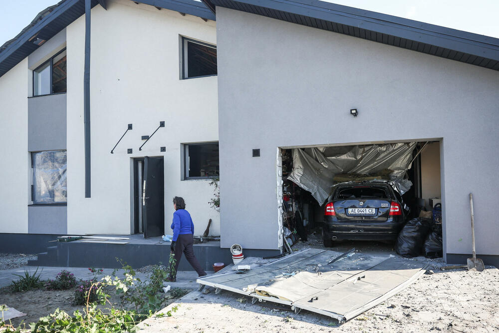 <p>Predsjednim Ukrajine Volodimir Zelenski je u objavi na društvenoj mreži Iks naveo da je u napadu u petak i naknadnoj eksploziji povrijeđeno 20 ljudi, među kojima je dvoje djece, dok se četiri osobe vode kao nestale</p>