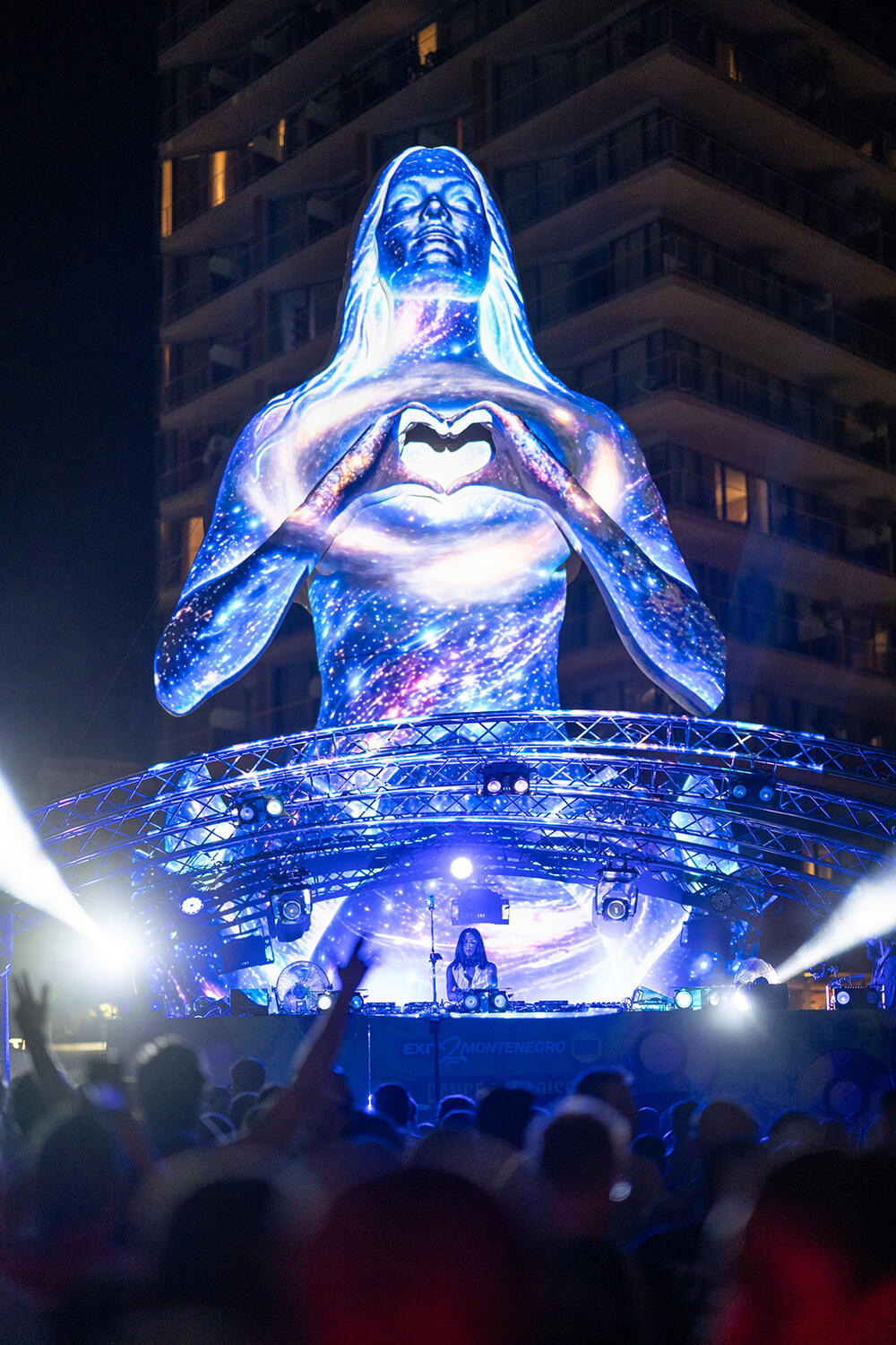 <p>Publika u Bečićima pratila program na glavnoj, Dance Paradise i Homeground bini</p>