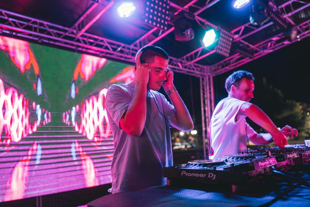 <p>Publika u Bečićima pratila program na glavnoj, Dance Paradise i Homeground bini</p>