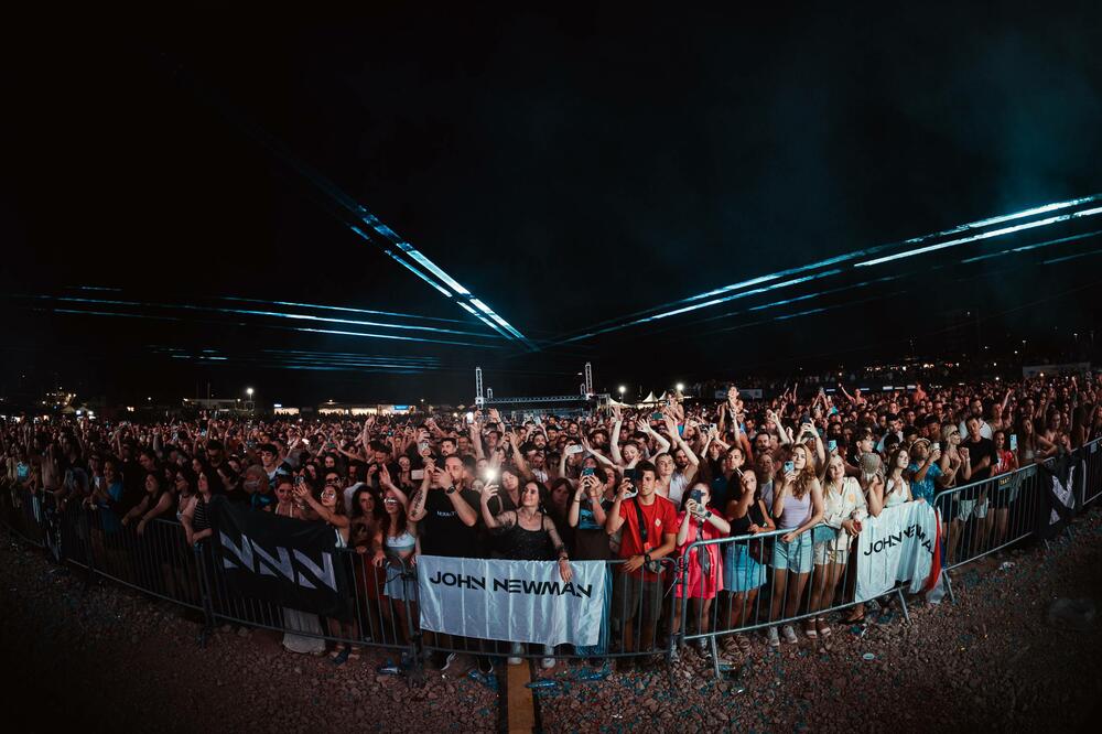 <p>Publika u Bečićima pratila program na glavnoj, Dance Paradise i Homeground bini</p>