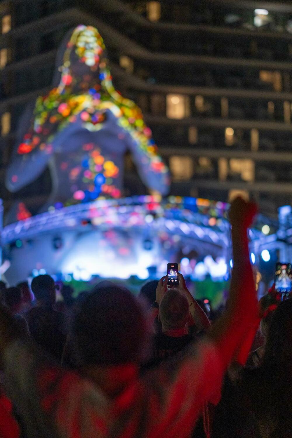 <p>Publika u Bečićima pratila program na glavnoj, Dance Paradise i Homeground bini</p>
