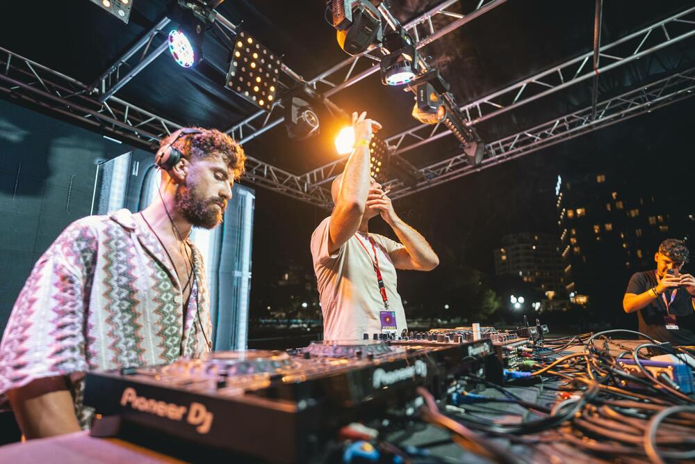 <p>Publika u Bečićima pratila program na glavnoj, Dance Paradise i Homeground bini</p>