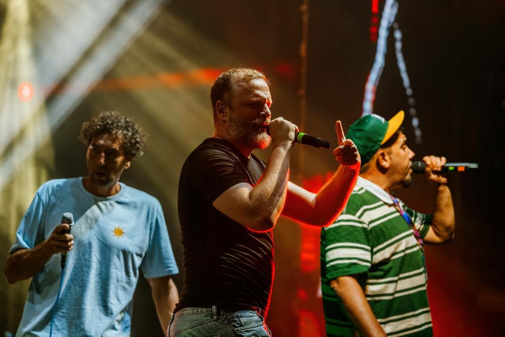 <p>Publika u Bečićima pratila program na glavnoj, Dance Paradise i Homeground bini</p>