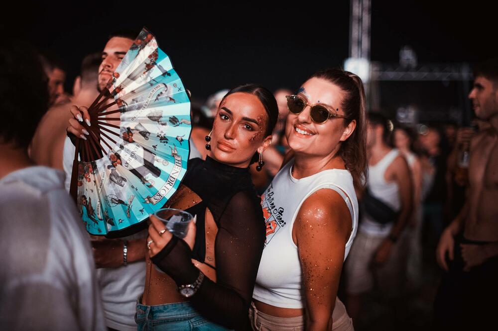 <p>Publika u Bečićima pratila program na glavnoj, Dance Paradise i Homeground bini</p>