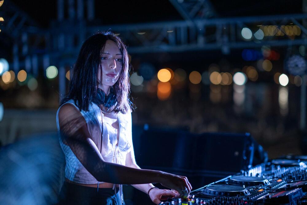 <p>Publika u Bečićima pratila program na glavnoj, Dance Paradise i Homeground bini</p>