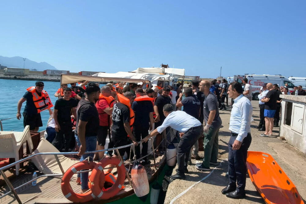 Preživjeli stižu na obalu nakon što su spašeni, Foto: Reuters