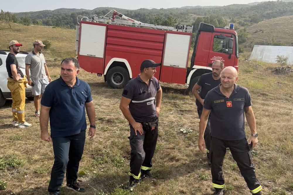 Đurašković sa vatrogascima, Foto: Prijestonica Cetinje