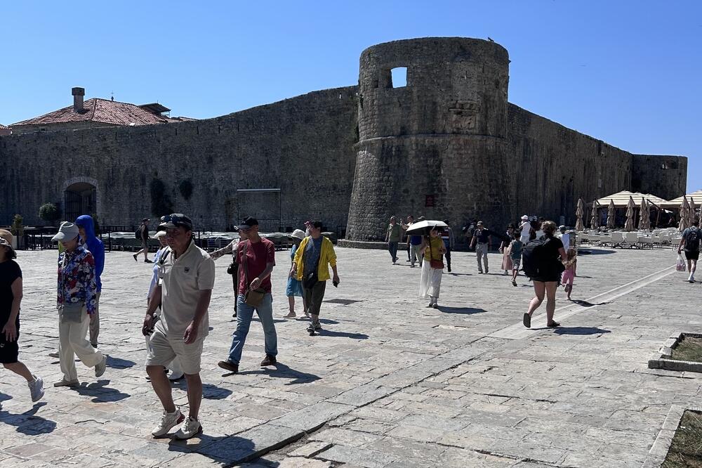 Privremeni objekti na svakom koraku: Budva ovih dana, Foto: Vuk Lajović