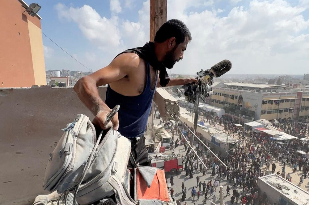 Muškarac sa opremom palestinskog kamermana Husama al Masrija koji je stradao radeći kao novinar Rojtersa prilikom napada na bolnicu Naser, Foto: Rojters