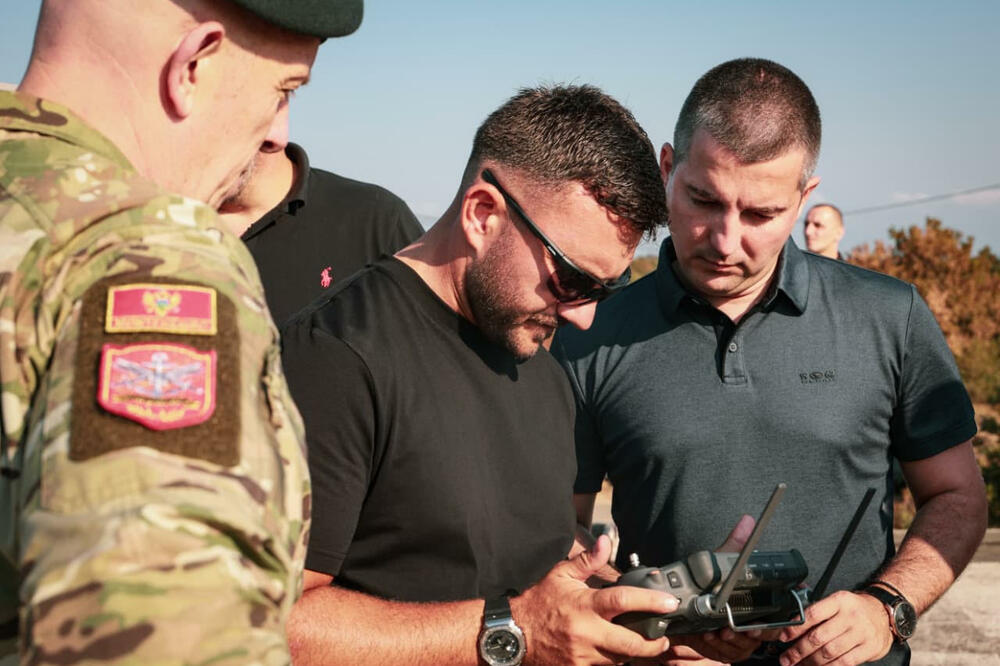 Bečić sa pripadnicima službi angažovanih na terenu, Foto: Vlada Crne Gore
