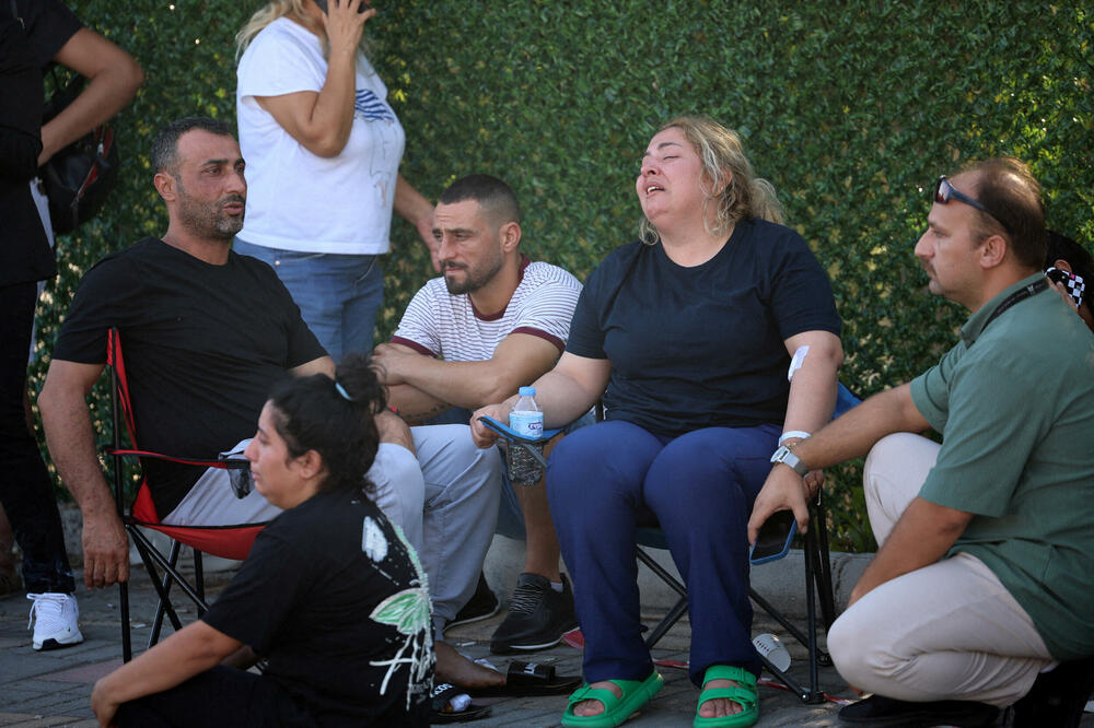Ajten Bičer, čije je dvoje djece nestalo nakon što se trajekt prevrnuo, ispred luke u Kireniji, Foto: REUTERS