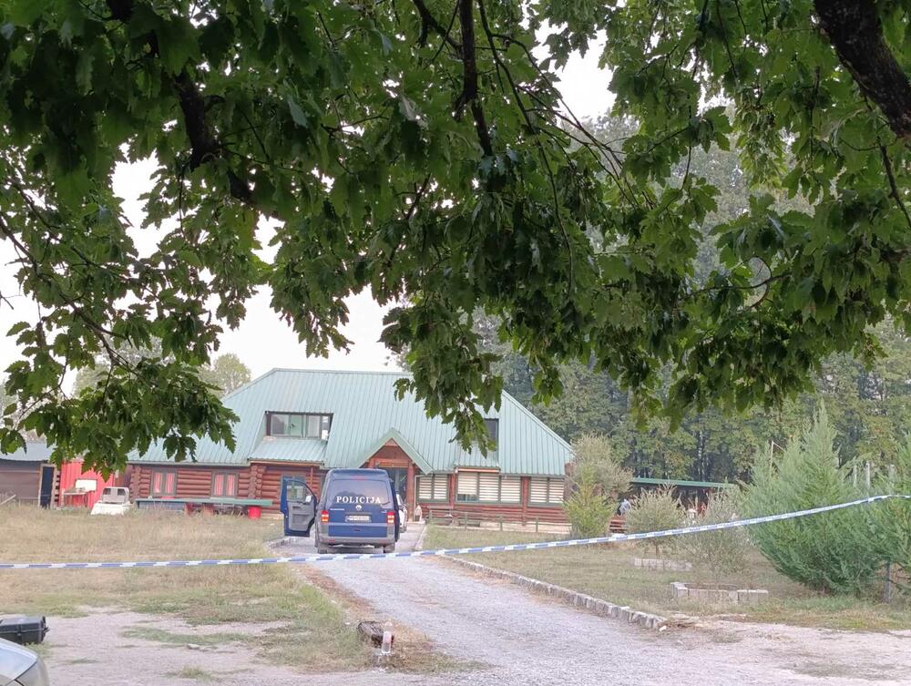 <p>Policija sumnja da je počinilac ubio trojicu zaposlenih u strelištu i potom pobjegao i traga za osumnjičenim. U toku je kriminalistička obrada i skidanje snimaka sa kamera na strelištu</p>