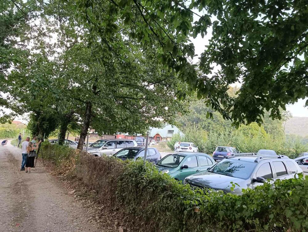 <p>Policija sumnja da je počinilac ubio trojicu zaposlenih u strelištu i potom pobjegao i traga za osumnjičenim. U toku je kriminalistička obrada i skidanje snimaka sa kamera na strelištu</p>