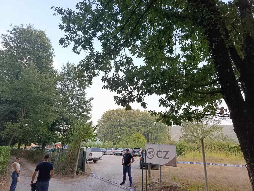 <p>Policija sumnja da je počinilac ubio trojicu zaposlenih u strelištu i potom pobjegao i traga za osumnjičenim. U toku je kriminalistička obrada i skidanje snimaka sa kamera na strelištu</p>