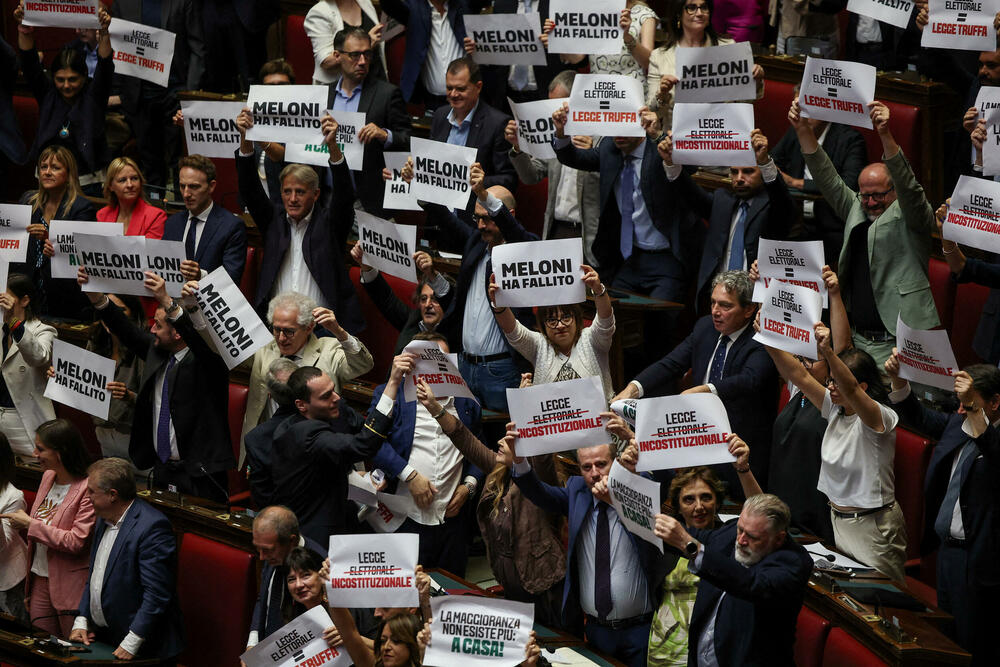 Opozicioni poslanici protestuju protiv premijerke i izborne reforme u Rimu, 16. jula 2026.