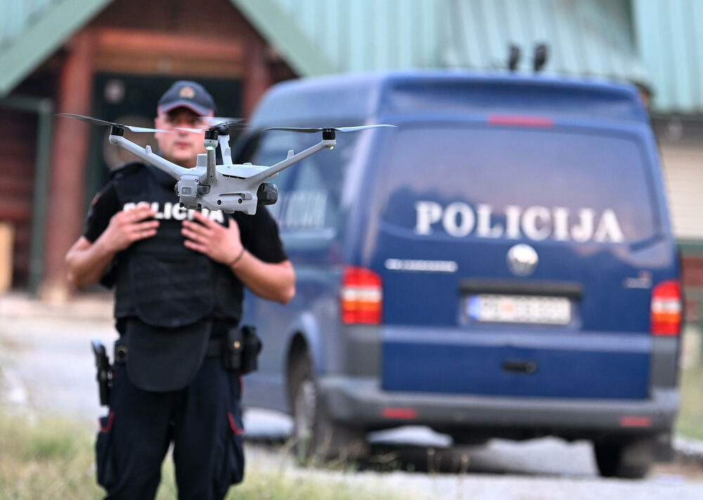 <p>Policija sumnja da je počinilac ubio trojicu zaposlenih u strelištu i potom pobjegao i traga za osumnjičenim. U toku je kriminalistička obrada i skidanje snimaka sa kamera na strelištu</p>