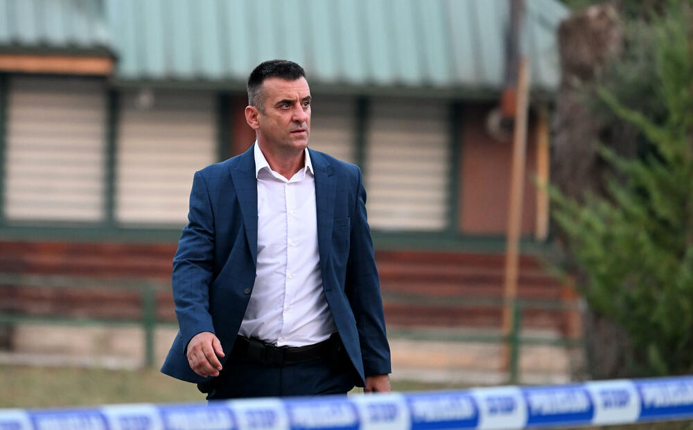 <p>Policija sumnja da je počinilac ubio trojicu zaposlenih u strelištu i potom pobjegao i traga za osumnjičenim. U toku je kriminalistička obrada i skidanje snimaka sa kamera na strelištu</p>