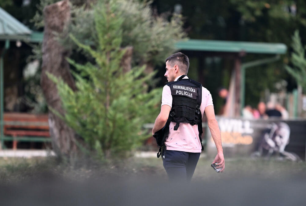 <p>Policija sumnja da je počinilac ubio trojicu zaposlenih u strelištu i potom pobjegao i traga za osumnjičenim. U toku je kriminalistička obrada i skidanje snimaka sa kamera na strelištu</p>