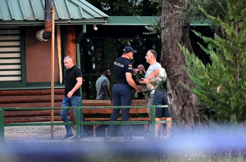 <p>Policija sumnja da je počinilac ubio trojicu zaposlenih u strelištu i potom pobjegao i traga za osumnjičenim. U toku je kriminalistička obrada i skidanje snimaka sa kamera na strelištu</p>