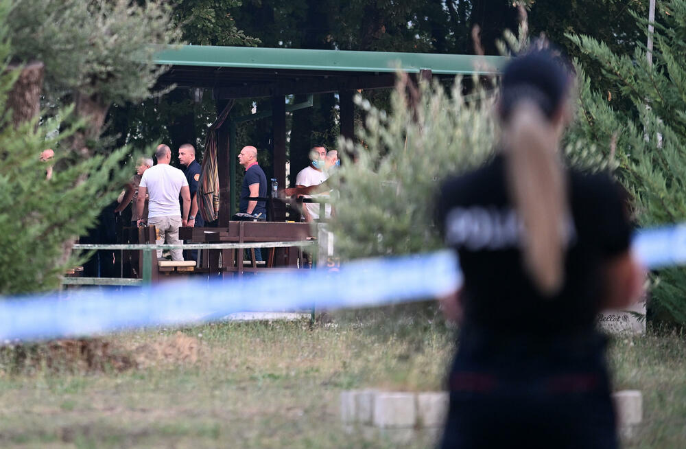 <p>Policija sumnja da je počinilac ubio trojicu zaposlenih u strelištu i potom pobjegao i traga za osumnjičenim. U toku je kriminalistička obrada i skidanje snimaka sa kamera na strelištu</p>