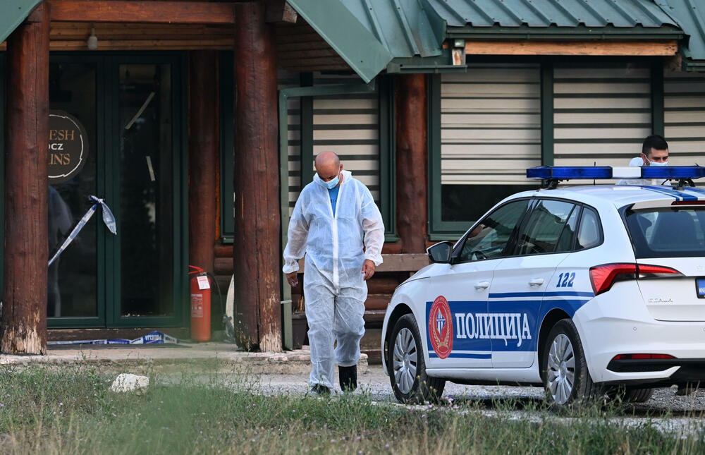 <p>Policija sumnja da je počinilac ubio trojicu zaposlenih u strelištu i potom pobjegao i traga za osumnjičenim. U toku je kriminalistička obrada i skidanje snimaka sa kamera na strelištu</p>