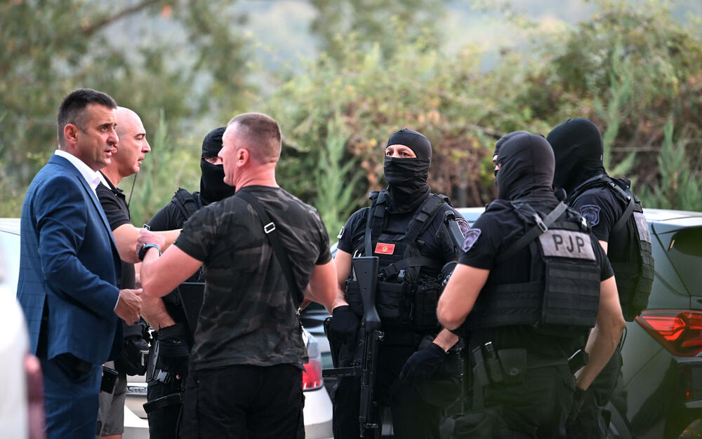 <p>Policija sumnja da je počinilac ubio trojicu zaposlenih u strelištu i potom pobjegao i traga za osumnjičenim. U toku je kriminalistička obrada i skidanje snimaka sa kamera na strelištu</p>
