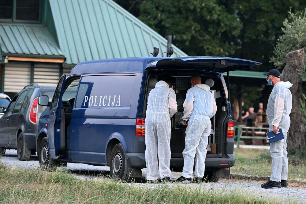 <p>Policija sumnja da je počinilac ubio trojicu zaposlenih u strelištu i potom pobjegao i traga za osumnjičenim. U toku je kriminalistička obrada i skidanje snimaka sa kamera na strelištu</p>