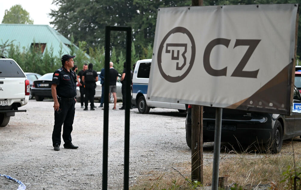 <p>Policija sumnja da je počinilac ubio trojicu zaposlenih u strelištu i potom pobjegao i traga za osumnjičenim. U toku je kriminalistička obrada i skidanje snimaka sa kamera na strelištu</p>