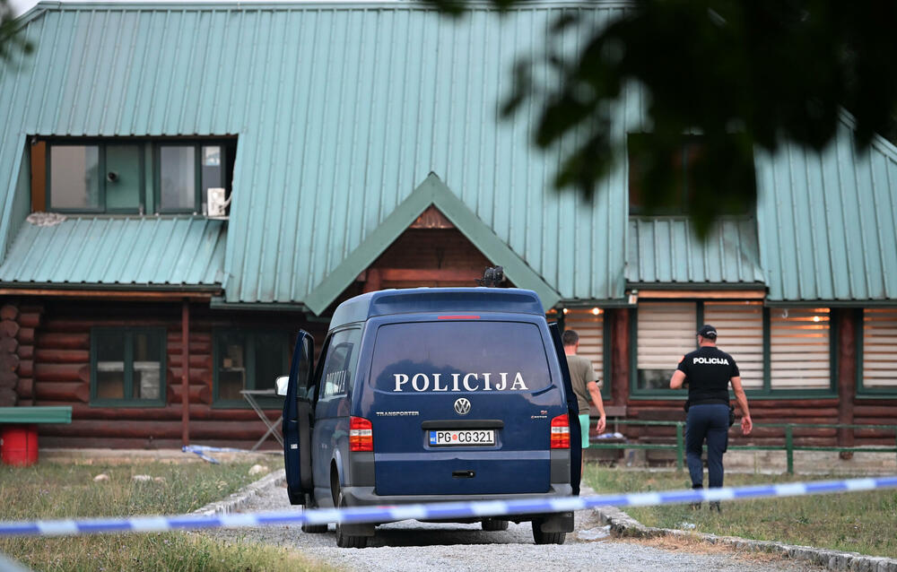 <p>Policija sumnja da je počinilac ubio trojicu zaposlenih u strelištu i potom pobjegao i traga za osumnjičenim. U toku je kriminalistička obrada i skidanje snimaka sa kamera na strelištu</p>