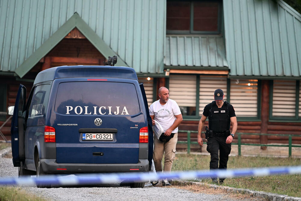 <p>Policija sumnja da je počinilac ubio trojicu zaposlenih u strelištu i potom pobjegao i traga za osumnjičenim. U toku je kriminalistička obrada i skidanje snimaka sa kamera na strelištu</p>