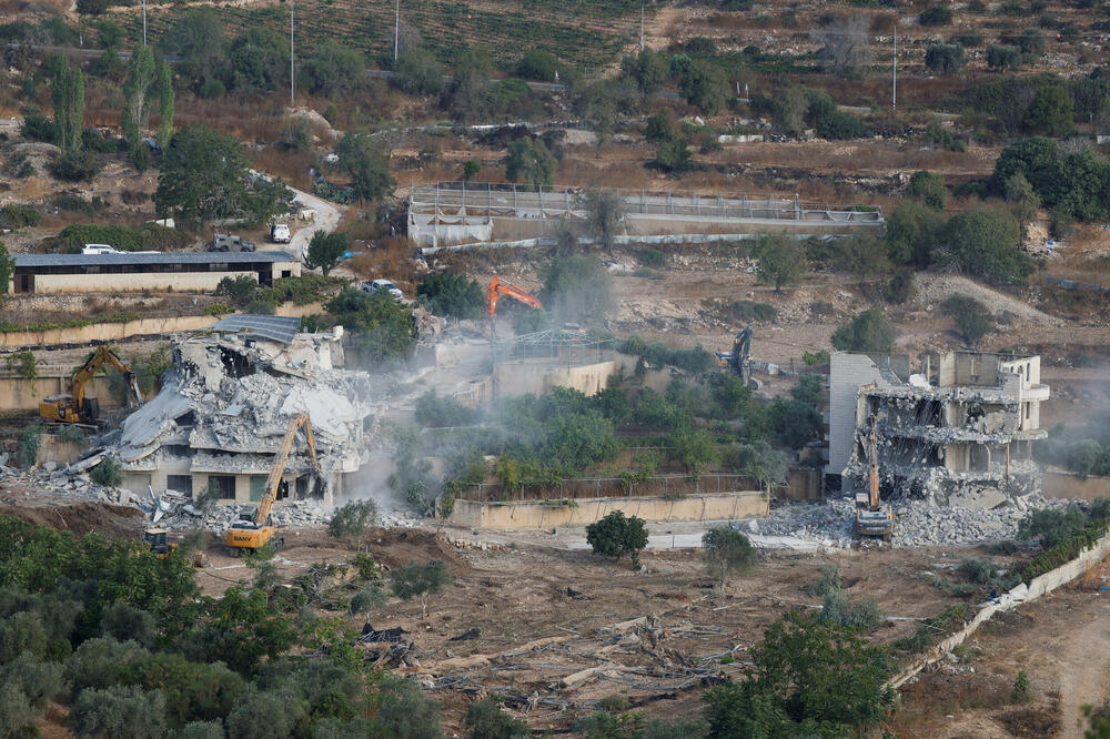 Izraelske vojne teške mašine ruše dvije palestinske zgrade u blizini Ramale, na Zapadnoj obali koja je pod izraelskom okupacijom, Foto: Reuters