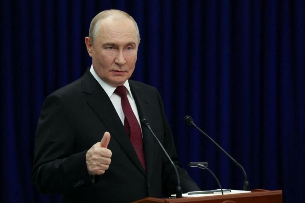 Putin je upozorio da "ako bilo ko pokuša da Rusiju spusti niže u lancu ishrane, da je proguta ili proždere, mogao bi da dobije udarac u zube.", Foto: Reuters