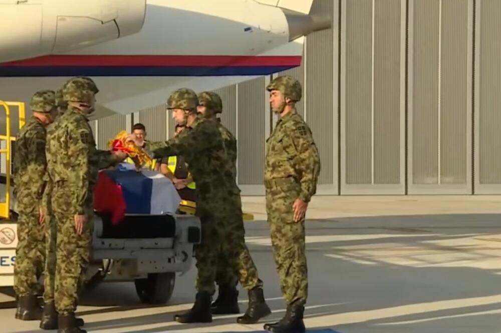 Kovčeg prekriven zastavama Srbije i Republike Srpske, iz aviona su iznijeli pripadnici Vojske Srbije u vojnim uniformama, Foto: Screenshot/Youtube