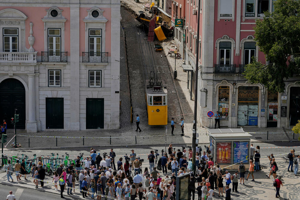Ljudi na mjestu nesreće u Lisabonu, 4. septembra 2025. godine, Foto: Beta/AP
