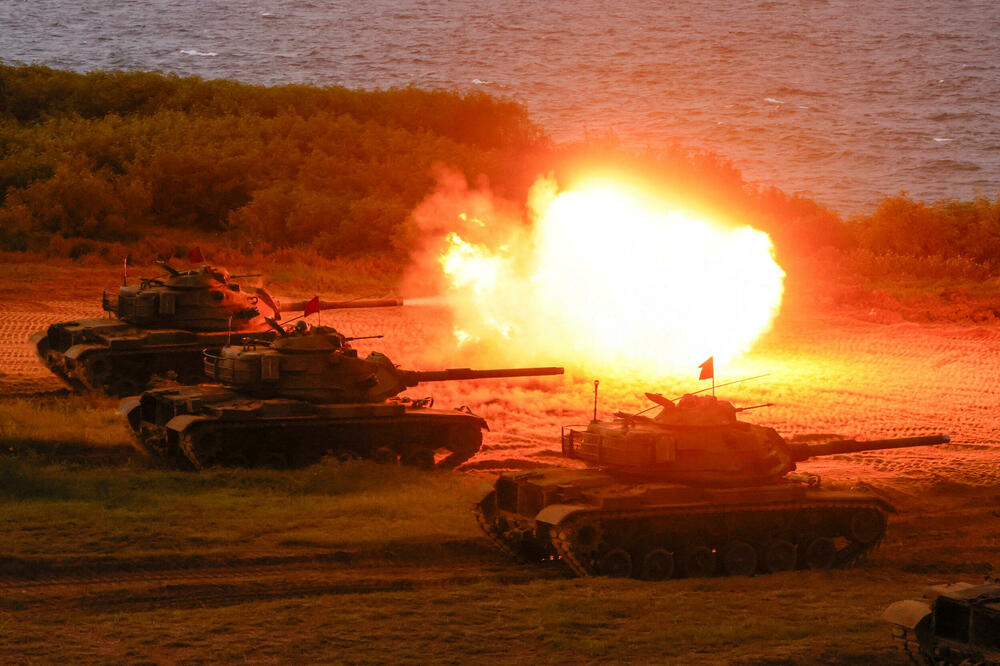 Tenkovi M60A3 tokom bojevog gađanja na vojnoj vježbi na Penghuu, 10. avgusta 2026., Foto: Rojters