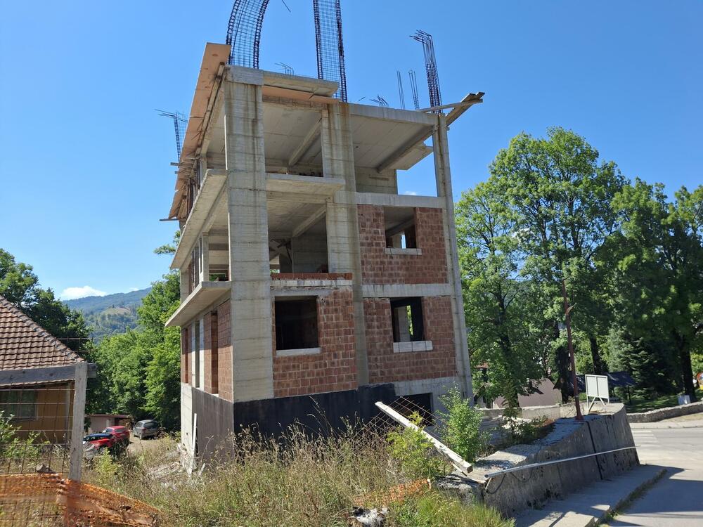 Nedovršena zgrada u Kolašinu