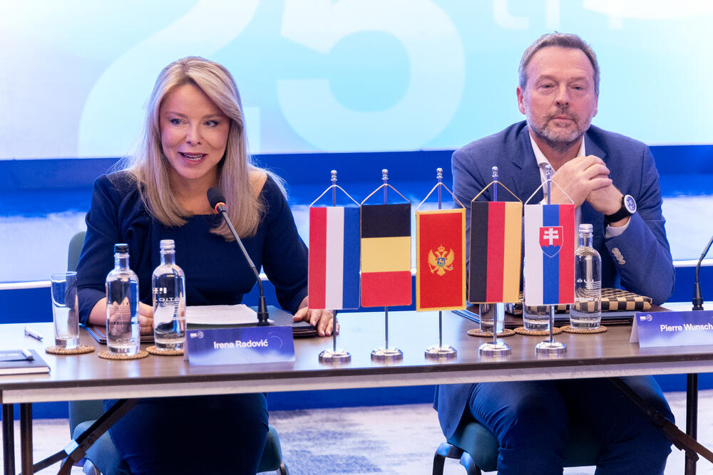 <p>Iz Centralne banke Crne Gore (CBCG) su naveli da je u Tivtu, uoči Konferencije na visokom nivou kojom CBCG obilježava 25 godina rada, održan završni sastanak Upravnog odbora projekta Procjena potreba CBCG za usklađivanje sa standardima Evropskog sistema centralnih banaka (ESCB) i Eurosistema (Needs Assessment), čime je taj sveobuhvatni projekat zvanično završen i započeta nova faza institucionalne transformacije CBCG</p>