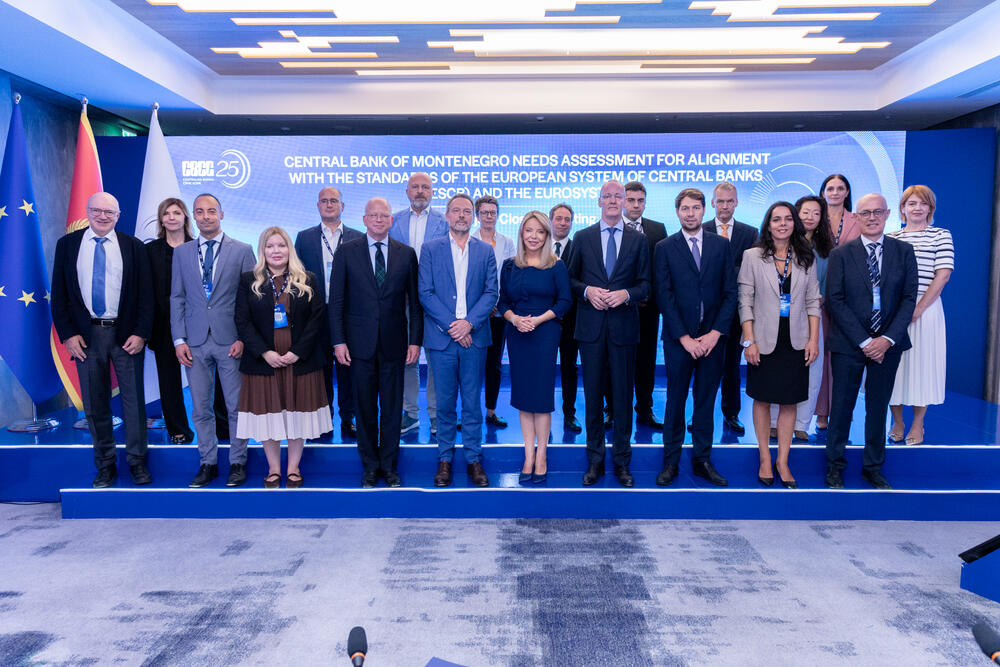 <p>Iz Centralne banke Crne Gore (CBCG) su naveli da je u Tivtu, uoči Konferencije na visokom nivou kojom CBCG obilježava 25 godina rada, održan završni sastanak Upravnog odbora projekta Procjena potreba CBCG za usklađivanje sa standardima Evropskog sistema centralnih banaka (ESCB) i Eurosistema (Needs Assessment), čime je taj sveobuhvatni projekat zvanično završen i započeta nova faza institucionalne transformacije CBCG</p>