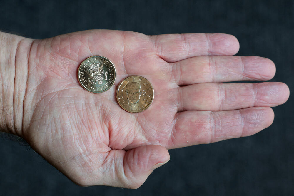 <p>U srijedu je Američka kovnica novca predstavila novčić od jednog dolara sa Trampovim portretom, uz riječi "Sloboda" i "U Boga vjerujemo", povodom obilježavanja 250. godišnjice SAD</p>
