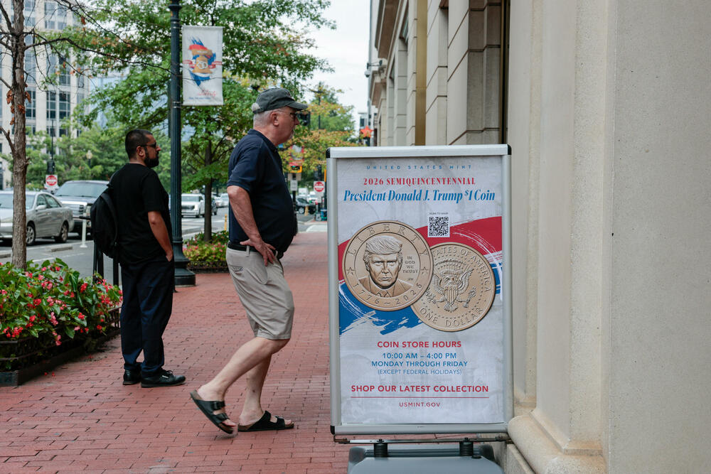 <p>U srijedu je Američka kovnica novca predstavila novčić od jednog dolara sa Trampovim portretom, uz riječi "Sloboda" i "U Boga vjerujemo", povodom obilježavanja 250. godišnjice SAD</p>