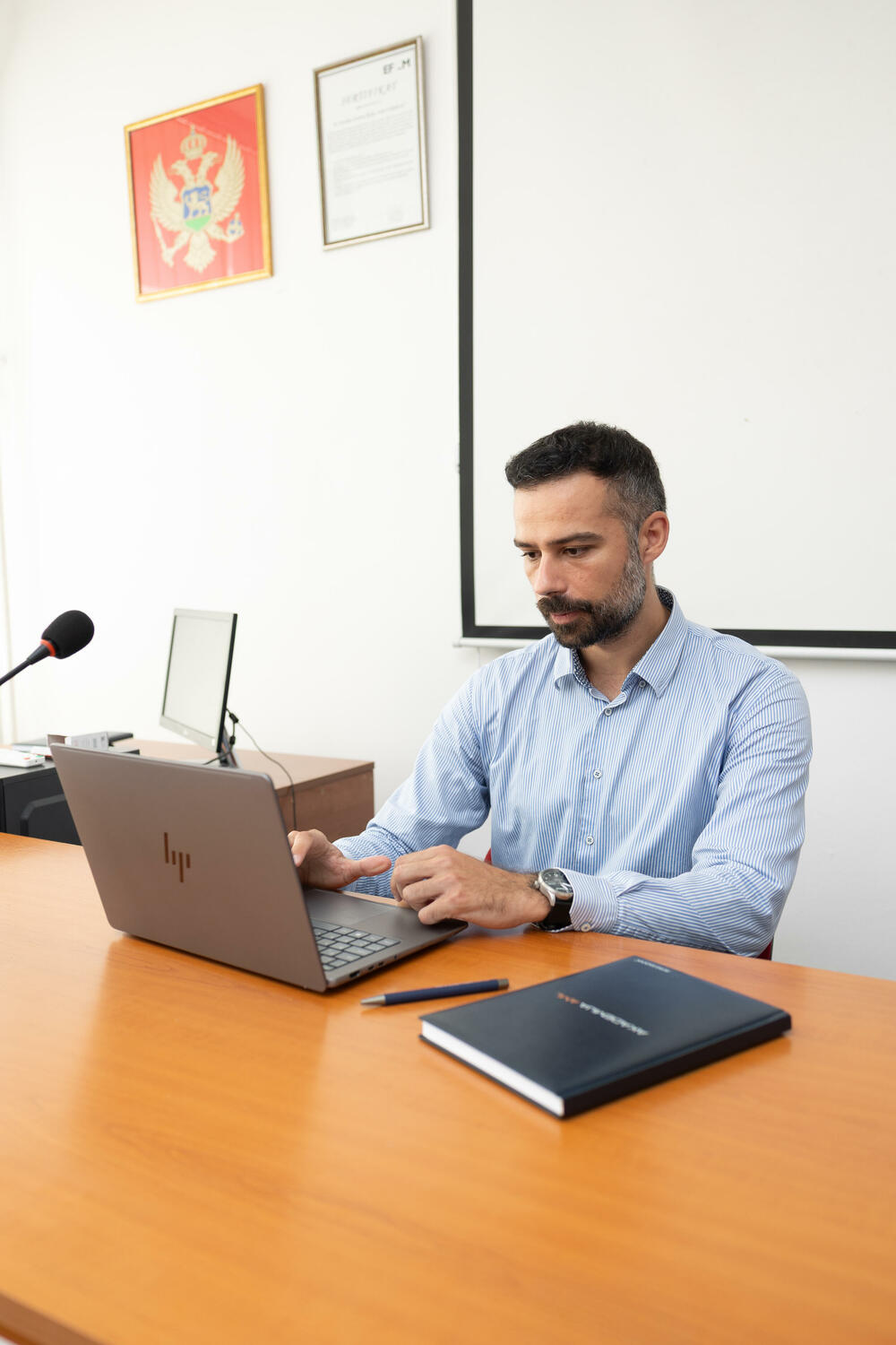 <p>Akademija AML Vas poziva da se prijavite na obaveznu obuku.</p>  <p>Kazne za propuste u oblasti SPNFT mogu dostići desetine hiljada eura.</p>  <p>Pored banaka i drugih finansijskih institucija, program je relevantan i za računovođe, revizore, advokate, notare, poreske savjetnike, posrednike i investitore u sektoru nepokretnosti, trgovce automobilima i drugim motornim vozilima, priređivače igara na sreću, pružaoce usluga povezanih sa kriptoimovinom i druge zakonom određene obveznike.</p>