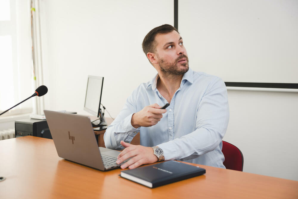 <p>Akademija AML Vas poziva da se prijavite na obaveznu obuku.</p>  <p>Kazne za propuste u oblasti SPNFT mogu dostići desetine hiljada eura.</p>  <p>Pored banaka i drugih finansijskih institucija, program je relevantan i za računovođe, revizore, advokate, notare, poreske savjetnike, posrednike i investitore u sektoru nepokretnosti, trgovce automobilima i drugim motornim vozilima, priređivače igara na sreću, pružaoce usluga povezanih sa kriptoimovinom i druge zakonom određene obveznike.</p>