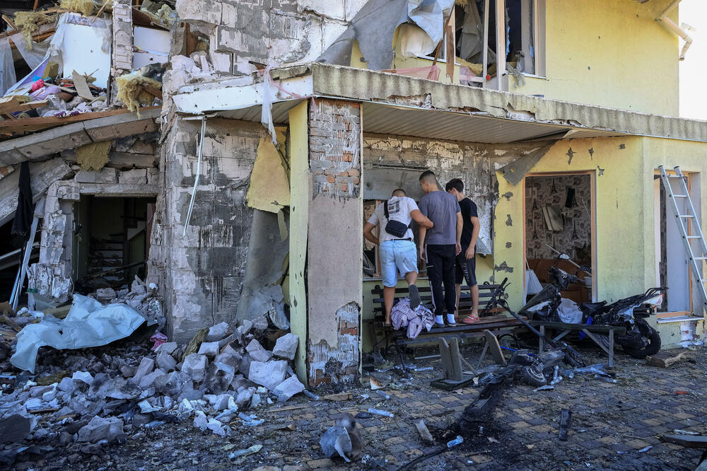 Stanovnici pregledaju privatnu kuću oštećenu u ruskim napadima dronovima, tokom ruskog napada na Ukrajinu, u Odeskoj oblasti, Ukrajina, 4. septembra 2026. godine, Foto: Reuters