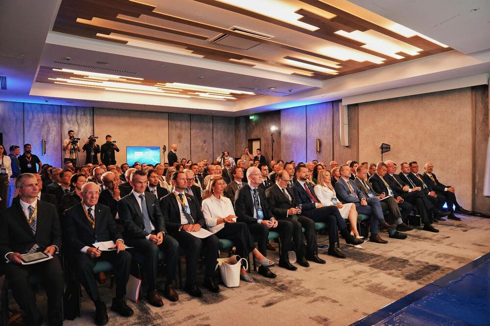 <p>"Nikada nijesmo bili bliže članstvu u Evropskoj uniji, ali nikada nijesmo imali ni veću odgovornost da pokažemo da smo sposobni da istorijsku priliku koja je pred nama pretvorimo u istorijski rezultat", istakao je kazao je predsjednik Crne Gore Jakov Milatović</p>