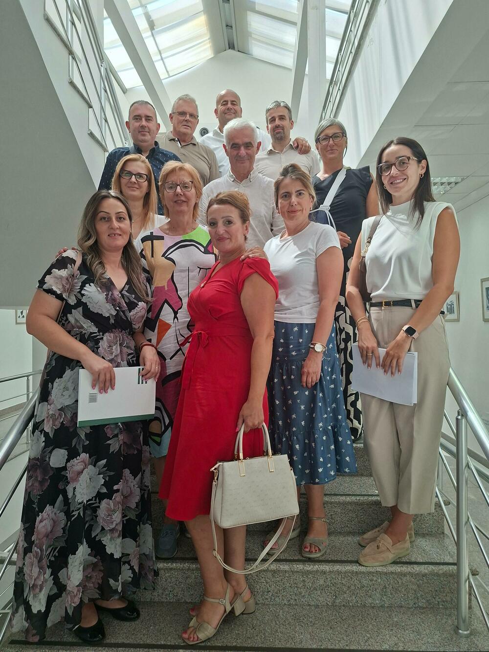 <p>"Program je usmjeren na razvoj kompetencija potrebnih za kvalitetno i odgovorno rukovođenje obrazovno-vaspitnim ustanovama, povezivanje stručnih znanja sa praksom, kao i unapređivanje kvaliteta rada ustanova. Obuka obuhvata 96 sati rada na seminarima i 80 sati rada na izradi završnog rada, kroz koji polaznici i polaznice imaju priliku da se detaljnije bave konkretnim izazovima i temama značajnim za rad ustanove", piše u saopštenju Zavoda za školstvo</p>