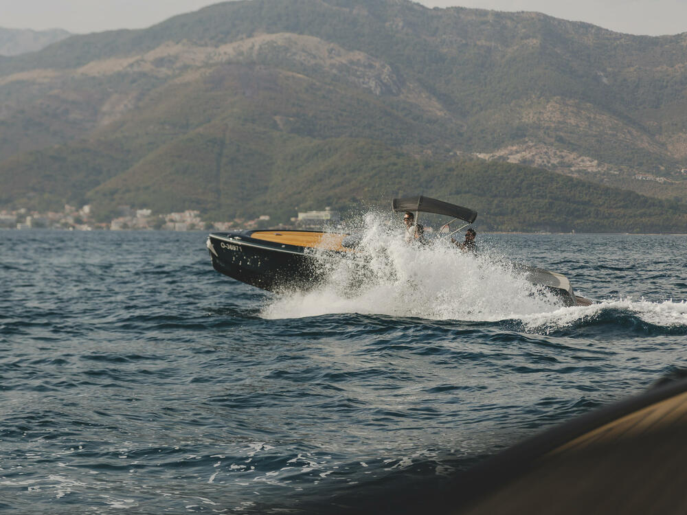 <p><strong>Porsche West Balkan organizovao je u Porto Montenegru prvi regionalni događaj koji je na jednom mestu okupio Porsche kupce, partnere i predstavnike svih šest tržišta regiona &ndash; Srbije, Crne Gore, Bosne i Hercegovine, Severne Makedonije, Kosova i Albanije.</strong></p>