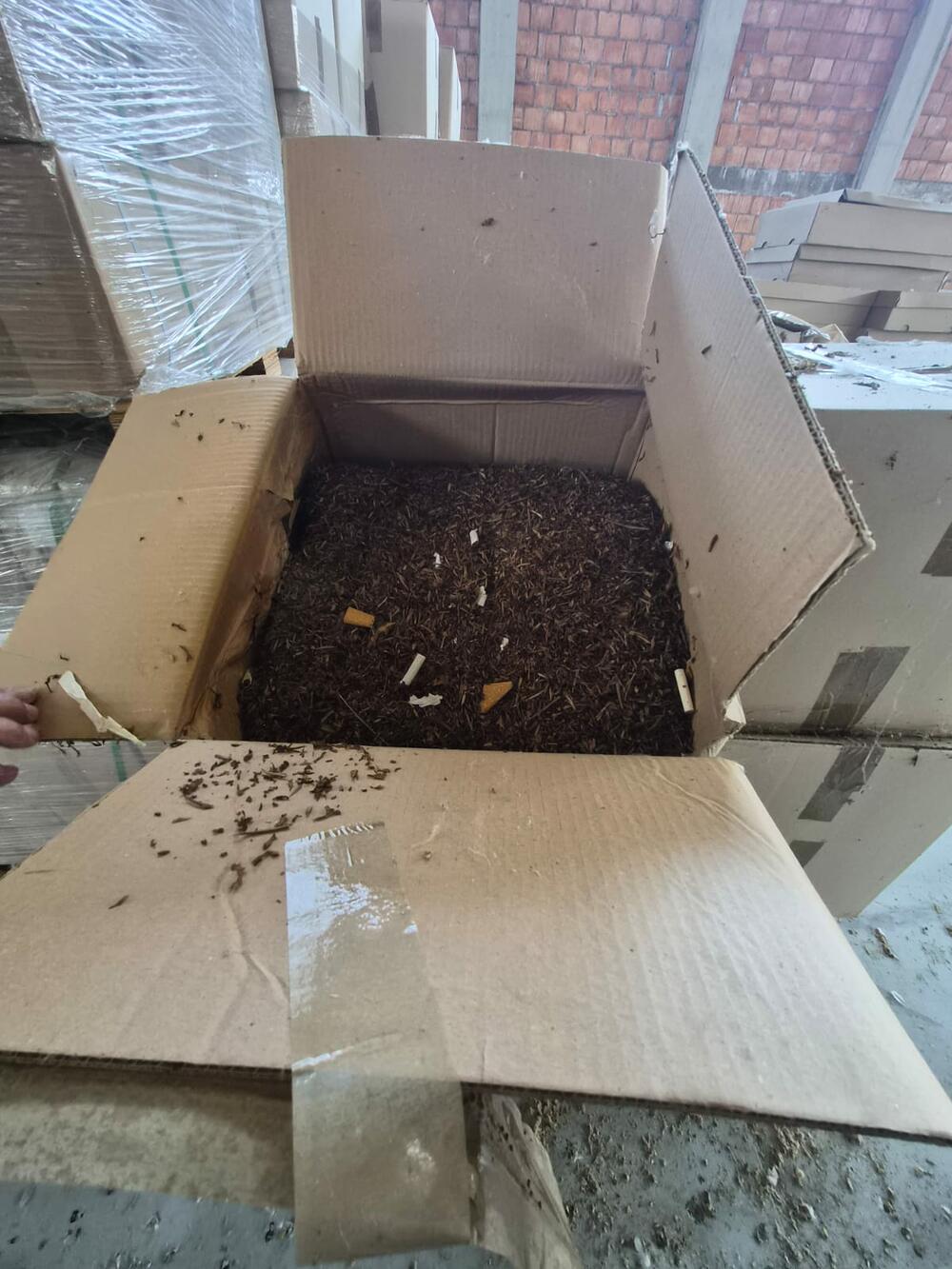<p>Policija otkrila nelegalno sagrađeni magacin na zemljištu Aleksandra Mrkića, objekat zapečaćen, a pronađeni duvan, mašine i materijal privremeno oduzeti</p>