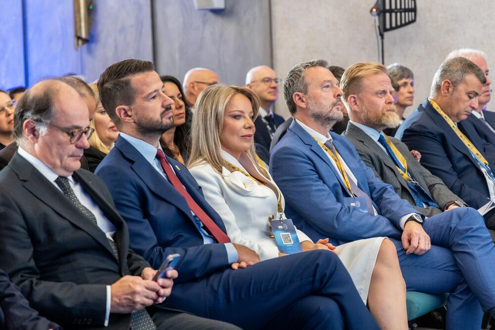 <p>&bdquo;Otpornost moramo graditi prije nego što dođe do šoka, integracija mora postati operativna, a ne ostati samo pravna, inovacije moraju jačati integritet, a nezavisnost čuvati povjerenje upravo onda kada je potrebno donositi teške odluke. To nijesu odvojeni izazovi. Zajedno, oni definišu savremeno centralno bankarstvo&ldquo;, viceguvernerka Centralne banke (CBCG), Zorica Kalezić na konferneciji u Tivtu</p>